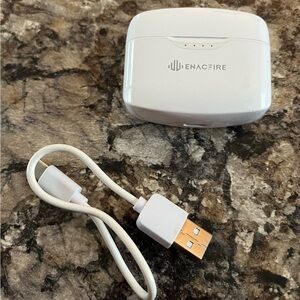 ENACFIRE White Wireless Earbuds with Case and Charging Cable
